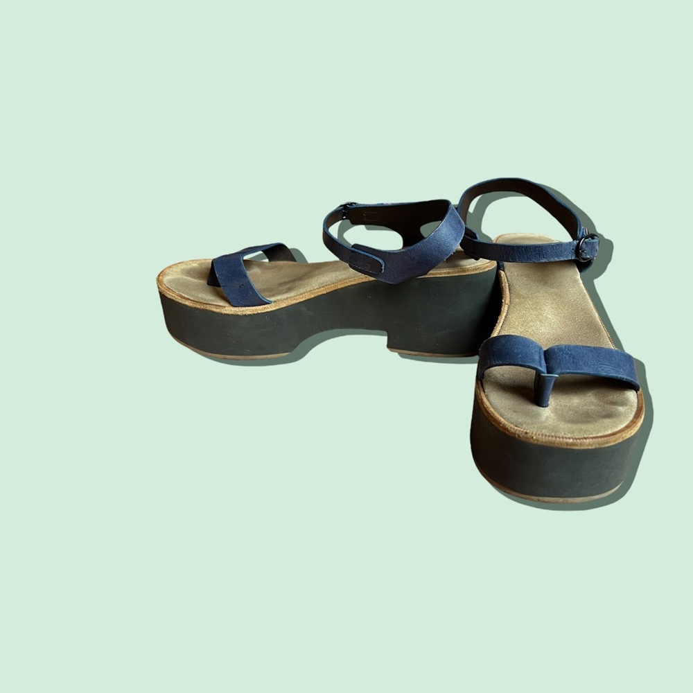 Loop toe strap platform sandals